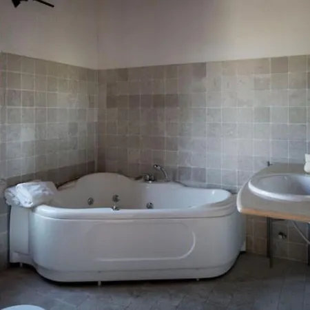 Charming Retreat In San Savino Lägenhet